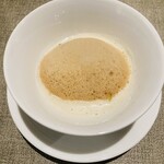 ドゥ・クルール - 白バイ貝の肝のフランの上に白バイ貝のソテー
      菊芋のポタージュの上にコーヒーのムース