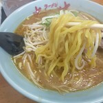 Sapporo Ramen Donya - 味噌ラーメン、麺持ち上げ