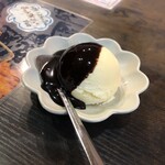キッチン あずま - アイスクリーム（チョコソースがけ）