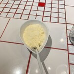 ラザニ屋 - お好みで使う粉チーズ