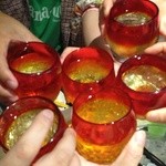 沖縄料理はいさい - 琉球ガラスのおしゃれなグラスで乾杯！「泡盛 瑞泉」