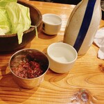 Yakiton Sankichi - 熱燗とお通しキャベツ
                      味噌は肉味噌、辛味噌、甘味噌から選べる