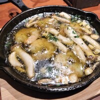 パージナ イタリアン ファイアワークス プラス カフェ ～薪焼きイタリアンとワイン～ - 海老ときのこのアヒージョ
