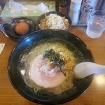 Teuchi Ramen Hayabusa - 塩らーめん750円 半チャーシュー丼セット350円