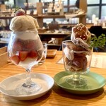 カフェ フラン - 雪いちごのパフェ(1,200円税込)   栗とカシスのモンブランパフェ(1,000円税込