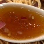 Kamosoba Sawada - ■鴨と大山どり炭火焼鴨ロース麺　2枚　￥1,300…店員さんおすすめの鴨ロース麺を注文。鴨ロースは、臭みはなく、火の入り方も絶妙、しっとりとして、柔らかく、美味しかった。スープは鴨の甘みが残る、まろやかな味わい。麺は中細ストレート。