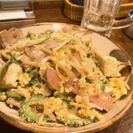 Debiru Okinawa - ココで初めて食べたゴーヤチャンプル　
                      スパムも入って王道な感じ
                      950ウェンだけど量はたっぷり