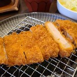 ローン - ①豚ロース(山形県産、平田牧場直送三元豚、100g)カツ
            ①ランドレース×②大ヨークシャーの2元交配種【雌】を③デュロック【雄】と掛け合わせた三元交配種
            肉の繊維のきめが細かく軟らかく脂がベトつかない