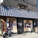 ローン - 広島電鉄鷹野橋電停から徒歩2分の「とんかつローン」さん
            実母が喫茶店として1954年に開業、2代目店主が2007年に豚カツ店に転換
            店主さん(2代目)と男性スタッフ1人と女性スタッフ2人の4名体制