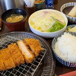 ローン - 平田牧場直送三元豚ロースカツ定食(税込1,250円)
            ①豚ロース(山形県産、平田牧場直送三元豚、100g)カツ②千切りキャベツ&水菜のサラダ③白ご飯④お味噌汁⑤お漬け物
            お飲み物①HOT珈琲