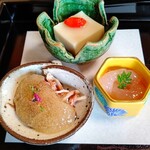 山田屋 - 奥：地白味噌豆乳豆腐！
左：地親ガニと焼占地の土佐酢ジュレ掛け！
右：地甘海老白醤油漬け！