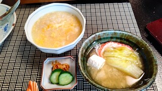 Yamada ya - 右：山田屋伝統の味「まつばのぽんず」で食すかにすき！
                        蟹の旨味と昆布出汁が全面に出て淡い色合い、酸味控えめ！
                        白菜が激ウマになります！
                        お土産に買って帰りました！