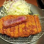 牛カツ京都勝牛 - レアで揚げられた牛カツは外はサクッとしてお肉のうま味を感じられる美味しさでした