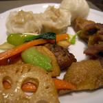 オールデイダイニング コンパス - 焼売　鶏肉のスパイシー揚げ　炒め物