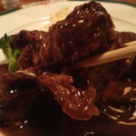 アルバトロス - 牛スネ肉の煮込み。箸で崩れます。