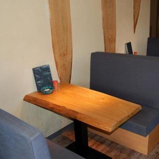 オシャレなテーブル席で美味しいお食事を♪