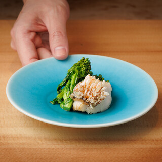 握りと一品料理の交互スタイルが特徴