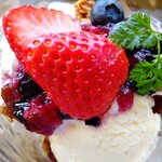 コンディトライ･フェルダーシェフ - 野いちごパフェ上から