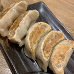 肉汁餃子のダンダダン - 肉汁餃子６個ですが、1個つまみ食いww