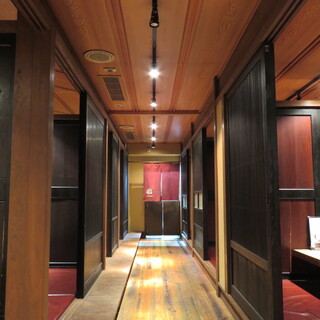 Izakaya Hanagumi - 2階は全て格子で仕切った個室席