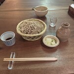 三城 - 五寸くらいの小ぶりのざるで供される蕎麦切り｡