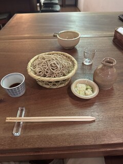 三城 - 五寸くらいの小ぶりのざるで供される蕎麦切り｡