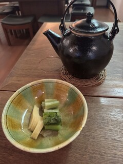 三城 - 食後に蕎麦湯とお漬物｡ちゃんと糠くさい笑