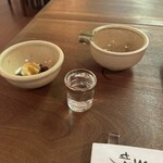 Sanjiro - あみ茸と大根おろしの前菜と猪口一杯のひや酒｡ミニマルで潔い構成｡