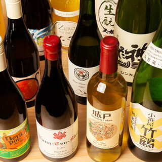 Enjoy about 100 types of natural wine, pure rice sake, and craft beer