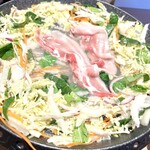 はったや - 野菜から出た水分で紀州岩清水豚のおにくをしゃぶしゃぶ。