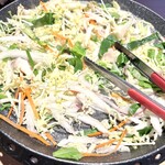 Hattaya - 地元産の新鮮な野菜を炒める。