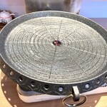 はったや - 鉄板。中央部が窪んでます。