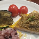 キッチン ブルー グローブ - 残り少ないピカタ、ズッキーニには茄子を乗せて