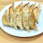 石松餃子 - 焼焼2(手前が肉餃子、奥が石松餃子)