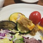 キッチン ブルー グローブ - ズッキーニへピカタ乗せ