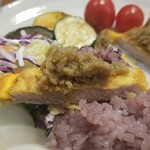 キッチン ブルー グローブ - 残り少ないピカタへ、山盛りなデュクセルを乗せます