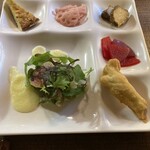 野菜が主役の古民家レストラン 花果菜 - 前菜6時。生野菜サラダ、クリームソースキッシュ、レンコン苺ソース和え、菊芋の味噌田楽、紅大根酢漬け、アスパラフリッター。