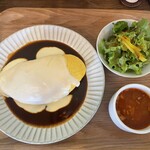 Kitchen まなや - 奥久慈卵のオムライス、チーズ乗せ1350円(チーズ無しは1300円)