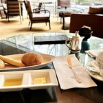 シェラトン都ホテル東京 - パンの盛り合わせとコーヒー