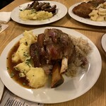 Baseler Eck - シュヴァイネ・ハクセにもナミナミの芋。この国の芋はひと味違う。