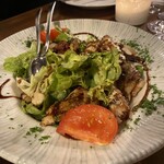 232976925 - 近頃はフランクフルトでもサラダにバルサミコがかかってくる事が増えた。コロナの3年で店の世代交代が進んだのかもしれない