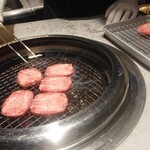 黒毛和牛研究所 - タンを焼いてる図