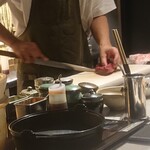 黒毛和牛研究所 - 切ってる様子