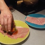 黒毛和牛研究所 - 卵を乗せる！