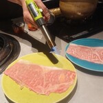 黒毛和牛研究所 - お肉を炙る