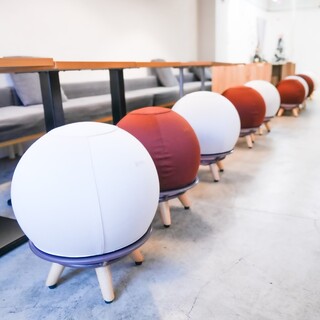 A cafe where you can enjoy meals with your children on balance ball chairs.