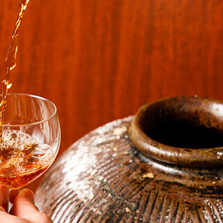 Enjoy the mellow taste of Shaoxing wine aged for 10 years in jars.