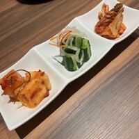 焼肉ホルモン 新井屋 にかい - キムチ盛り合わせ