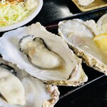 かき小屋 小江戸 - 右 生牡蠣、 左 焼牡蠣