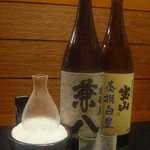 Itogen - 店内：お寿司と一緒に豊富なお酒をどうぞ。ゆったりとお寛ぎいただけます。